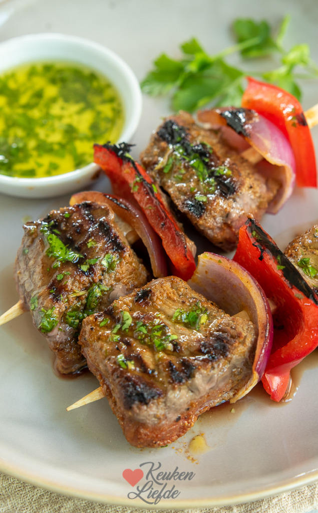 Gemarineerde biefstukspies met peterseliedressing Gemarineerde biefstukspies met peterseliedressing