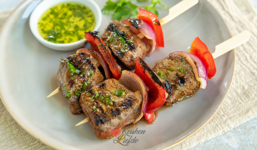 Gemarineerde biefstukspies met peterseliedressing Gemarineerde biefstukspies met peterseliedressing