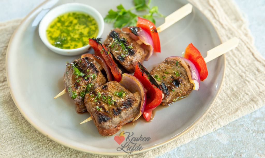 Gemarineerde biefstukspies met peterseliedressing