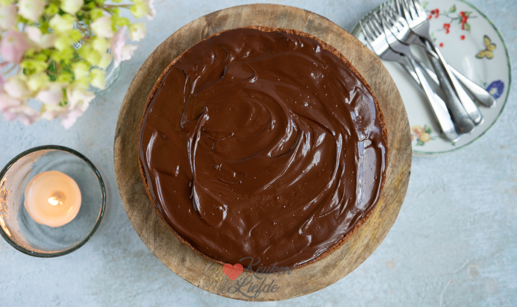 Notentaart met amaretto en chocoladeglazuur