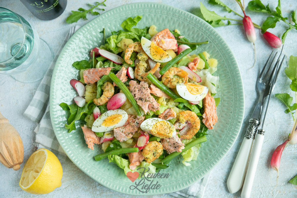 Lauwwarme aardappelsalade met botersla en zalm