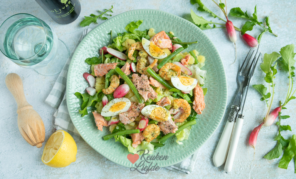 Lauwwarme aardappelsalade met botersla en zalm