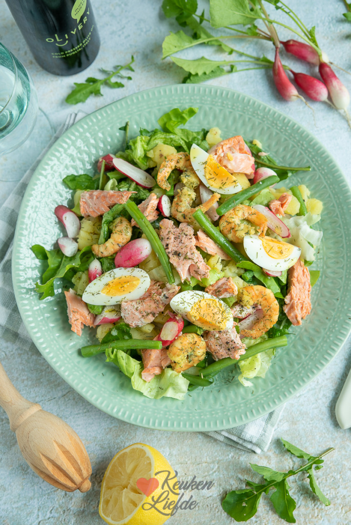 Lauwwarme aardappelsalade met botersla en zalm Lauwwarme aardappelsalade met botersla en zalm