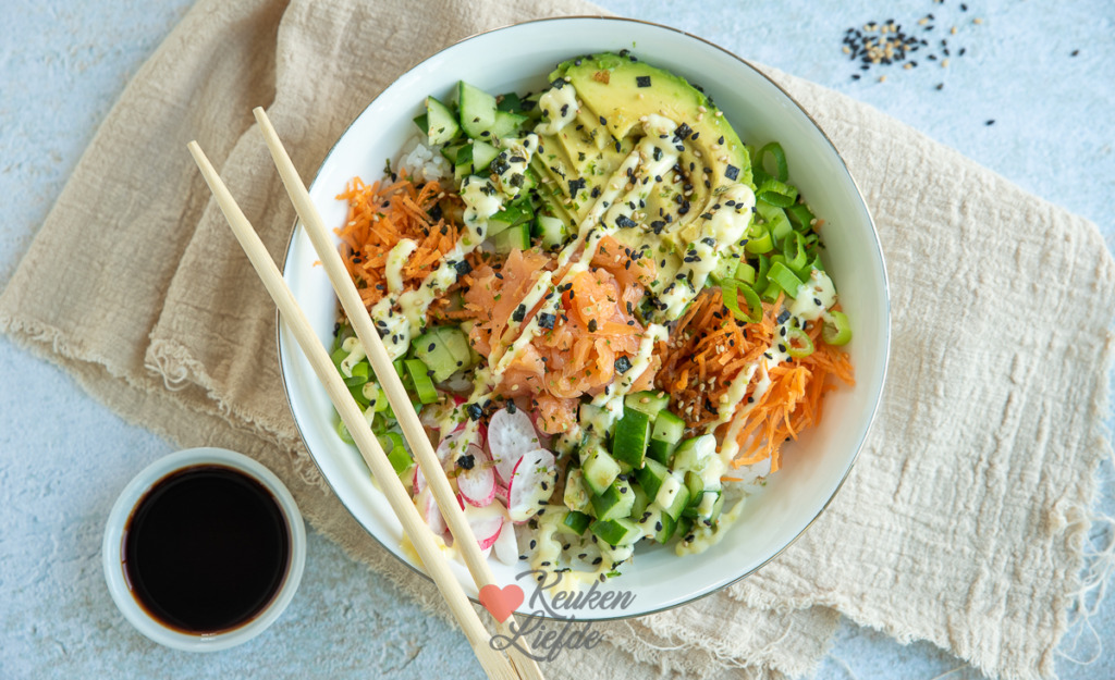 Poké bowl met gerookte zalm
