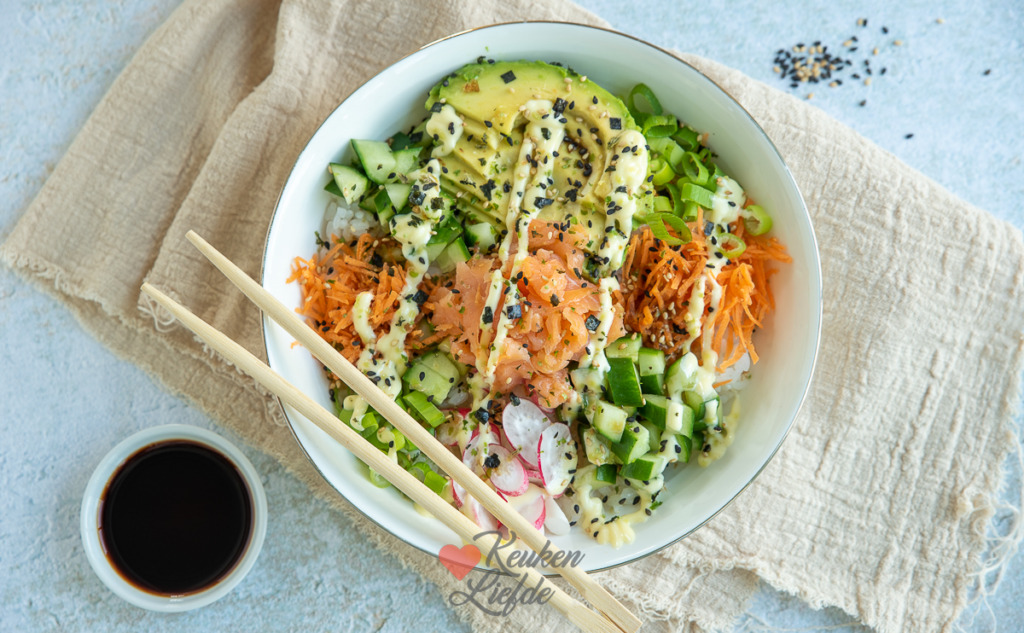 Poké bowl met gerookte zalm