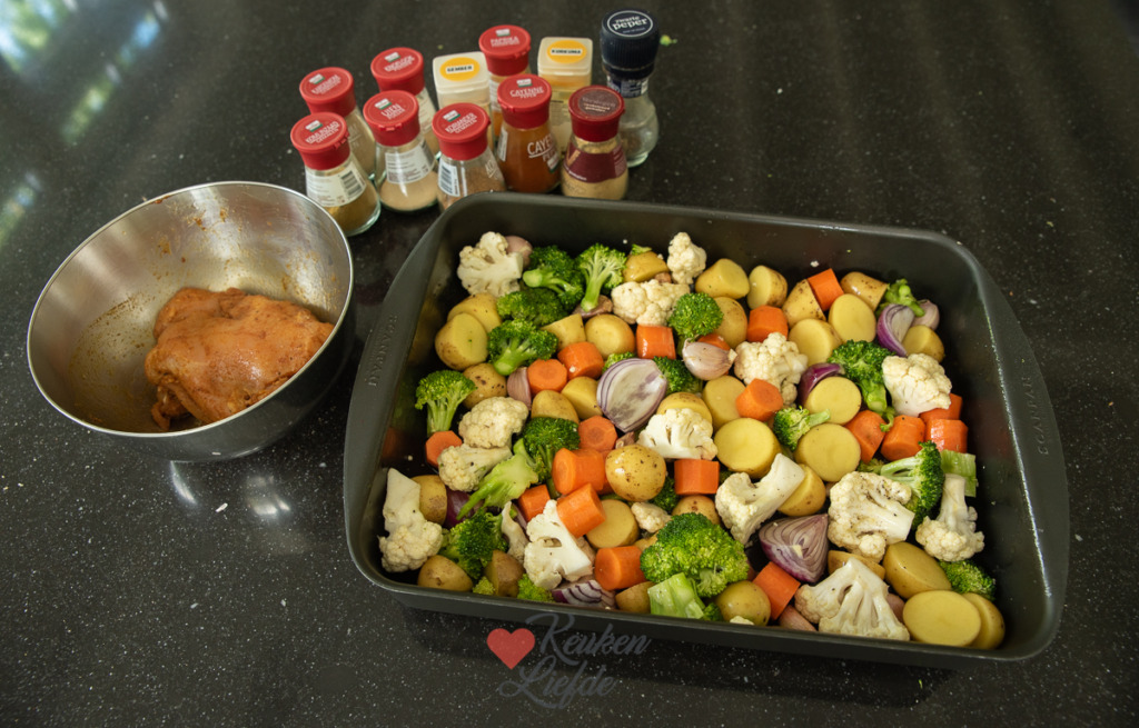 Traybake met groenten en gekruide kipdijfilet Traybake met groenten en gekruide kipdijfilet