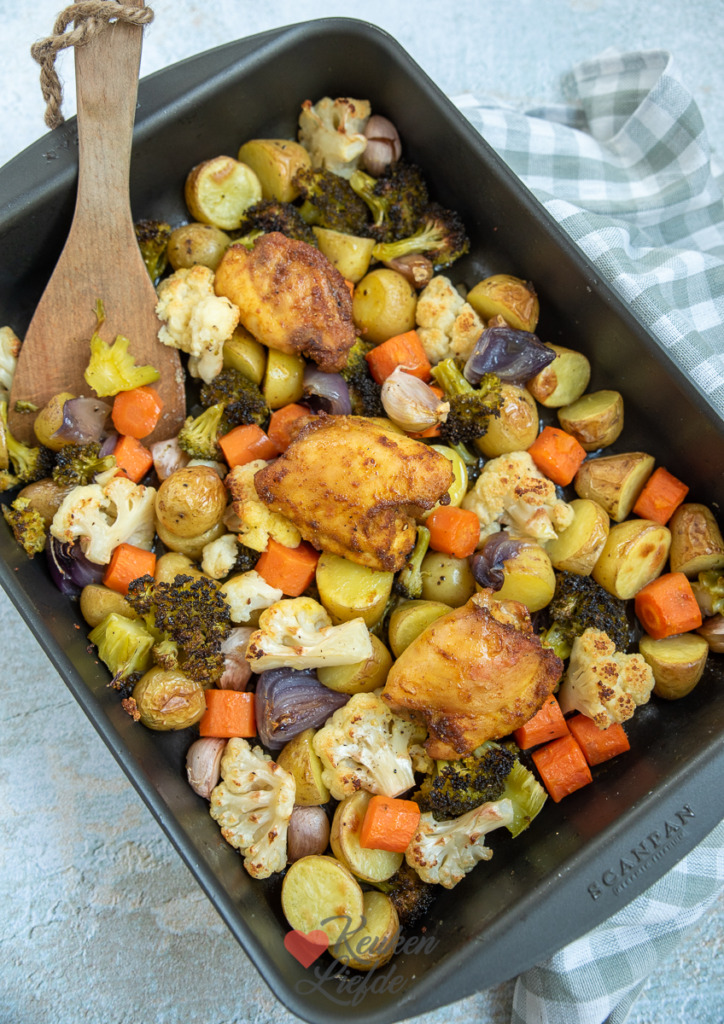 Traybake met groenten en gekruide kipdijfilet Traybake met groenten en gekruide kipdijfilet