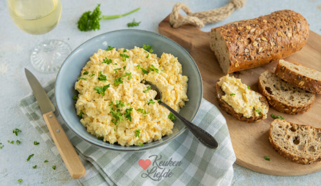 Eiersalade met gekookte kip
