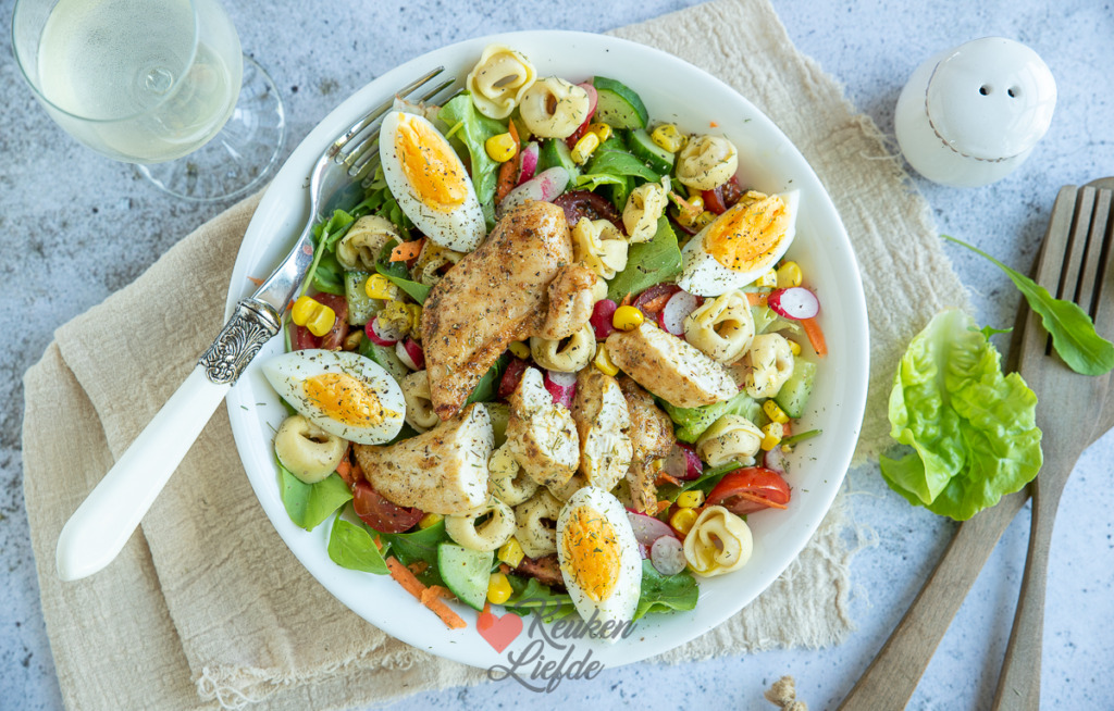 Maaltijdsalade met kip en kaastortellini