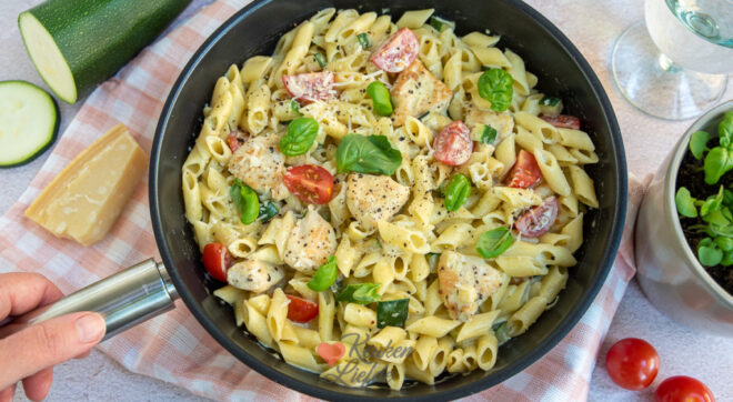 Pasta pesto met kip en courgette