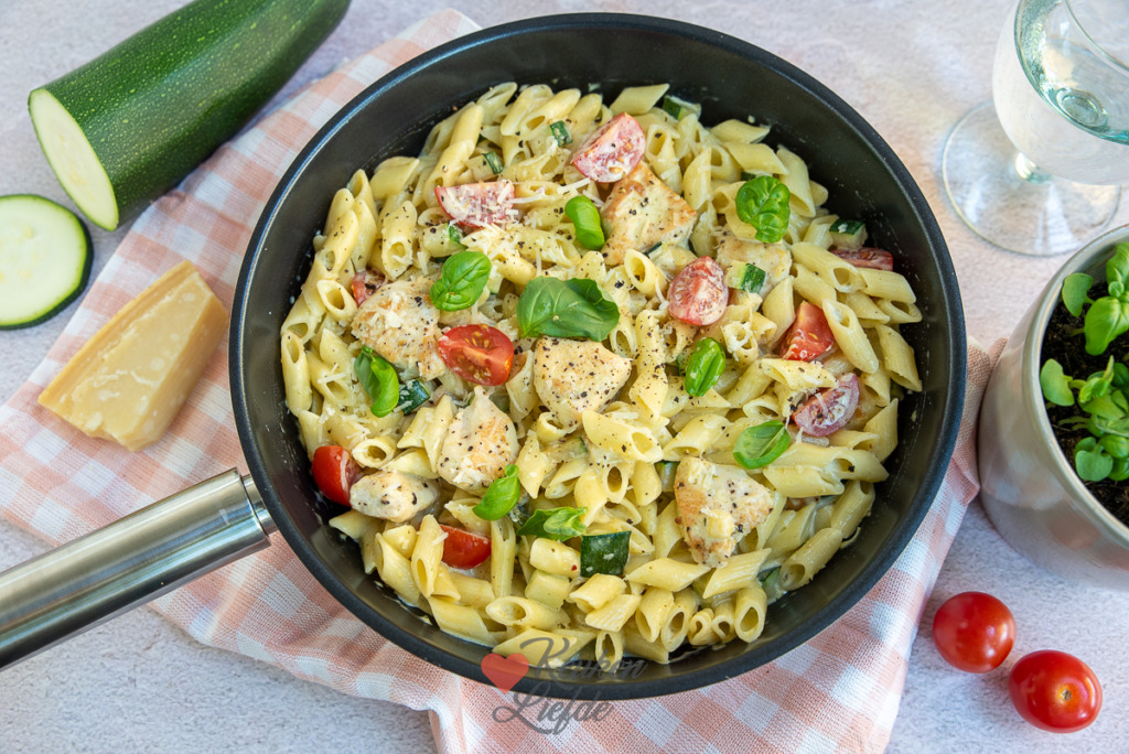 Pasta pesto met kip en courgette