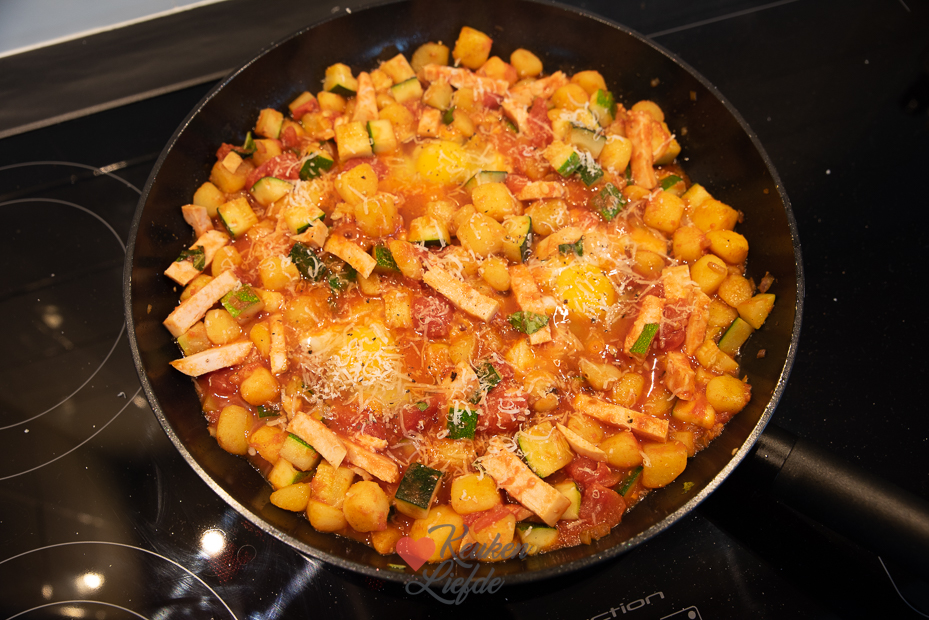 Krieltjesschotel met tomatensaus en ei Krieltjesschotel met tomatensaus en ei