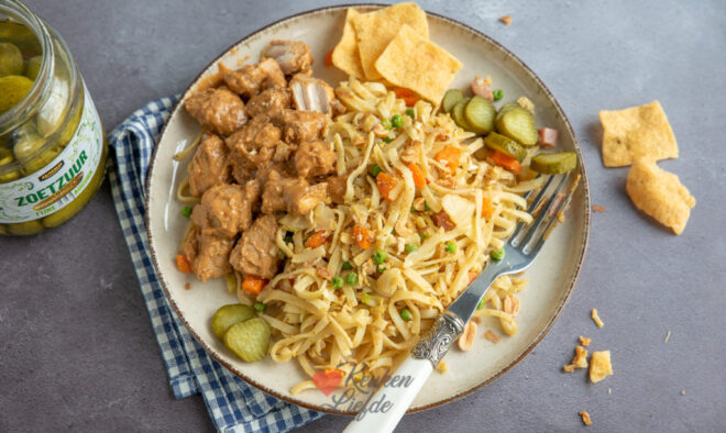 Bami met groenten en makkelijke kipsaté