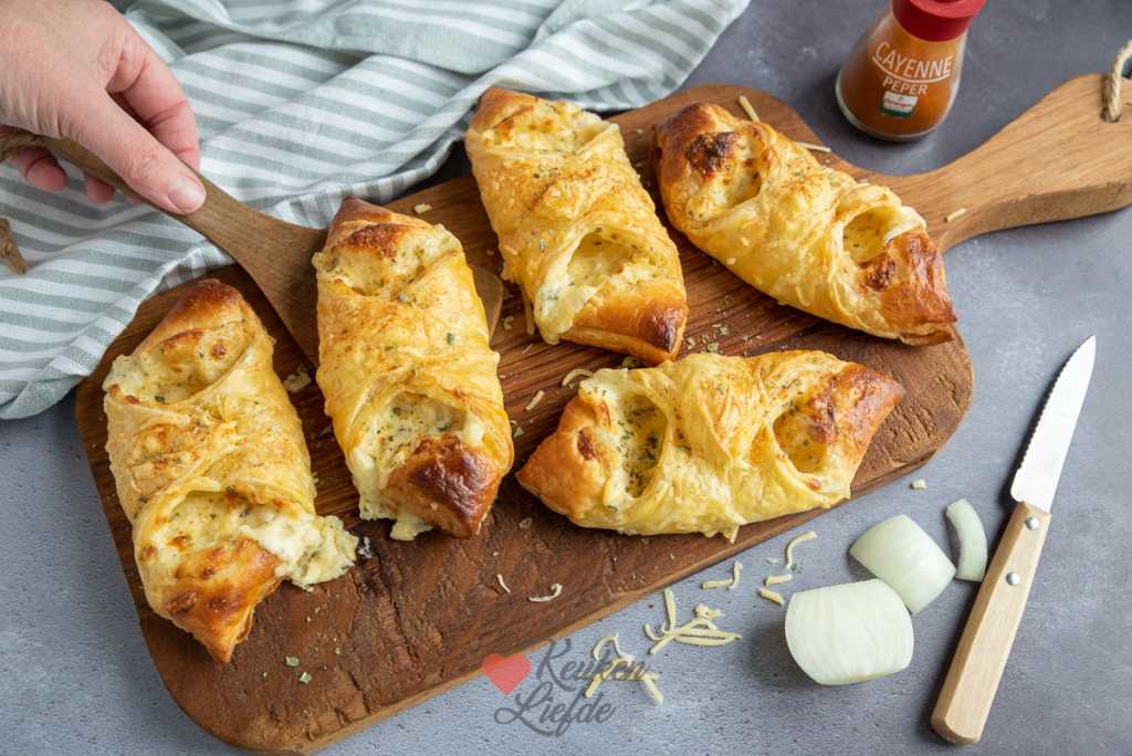 Bladerdeegbroodje kaas ui