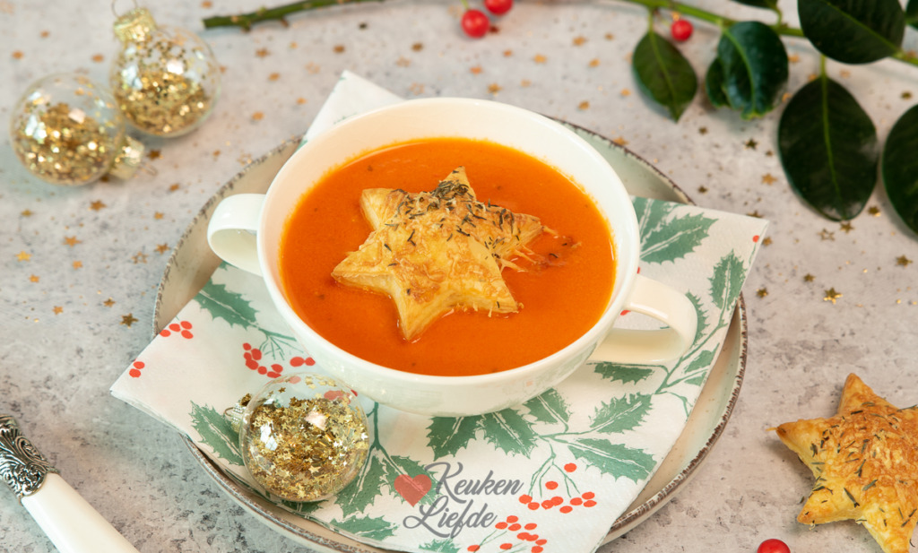 Tomaat-paprikasoep met bladerdeegsterren