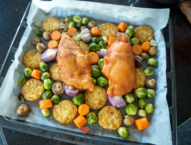 Traybake met röstirondjes, spruitjes en kip
