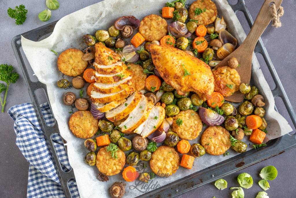 Traybake met röstirondjes, spruitjes en kip