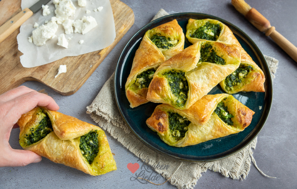 Bladerdeegbroodje met spinazie en feta