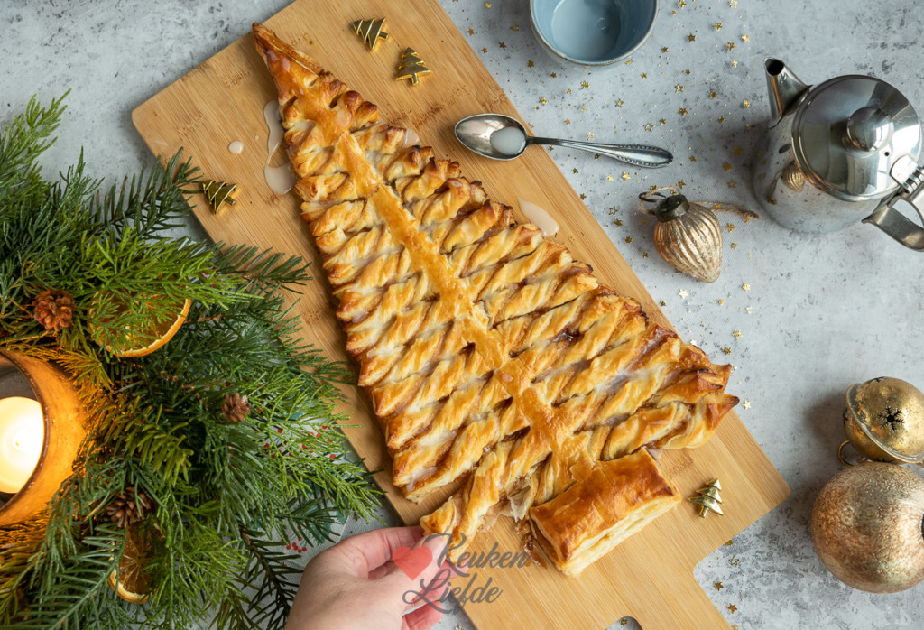 Bladerdeegkerstboom met kaneelsuiker