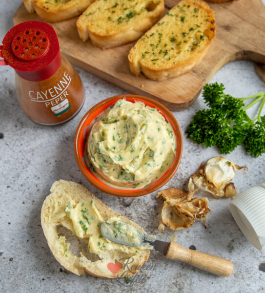 Knoflookboter met gepofte knoflook