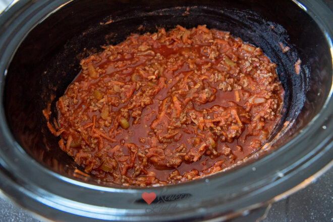 Doe de saus in de slowcooker