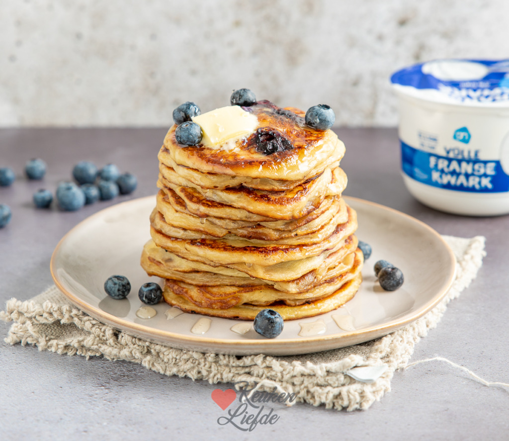 Fluffy pancakes met kwark en blauwe bessen