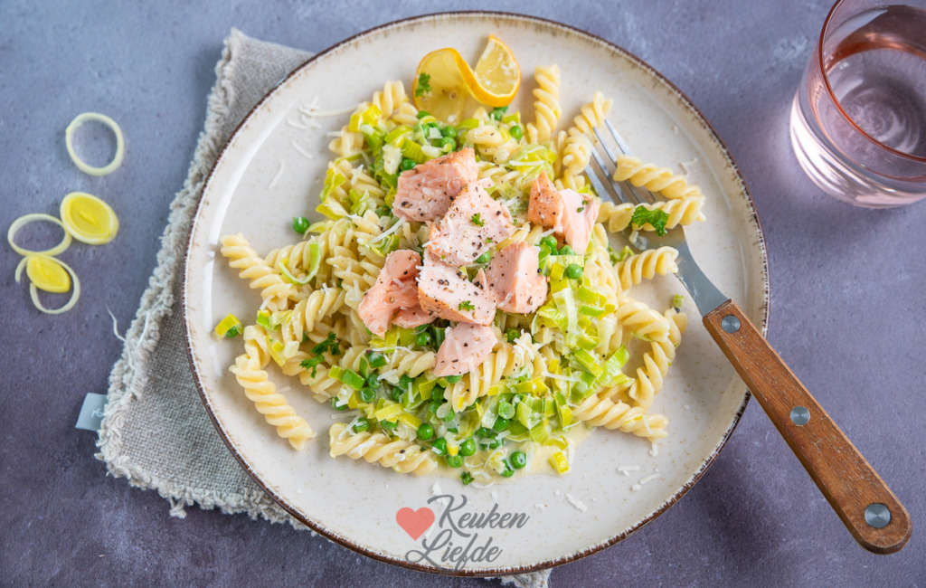 Pasta alfredo met prei en zalm