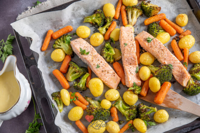 Traybake met krieltjes, groenten en zalm