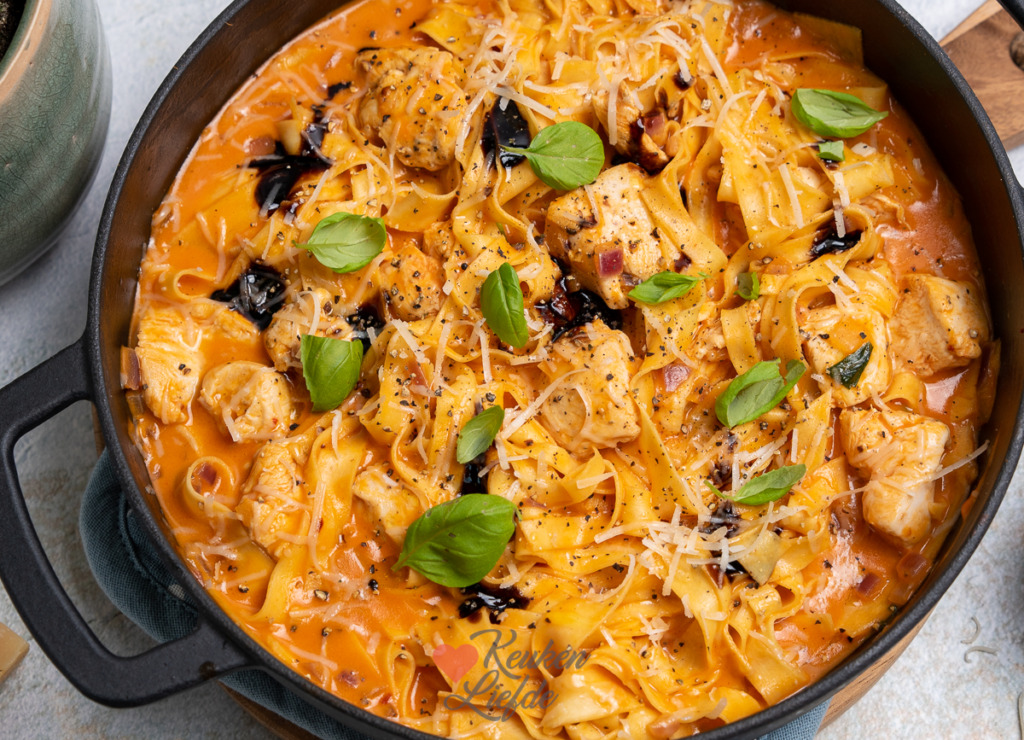 Eenpanspasta met tomatenroomsaus en kip Eenpanspasta met tomatenroomsaus en kip