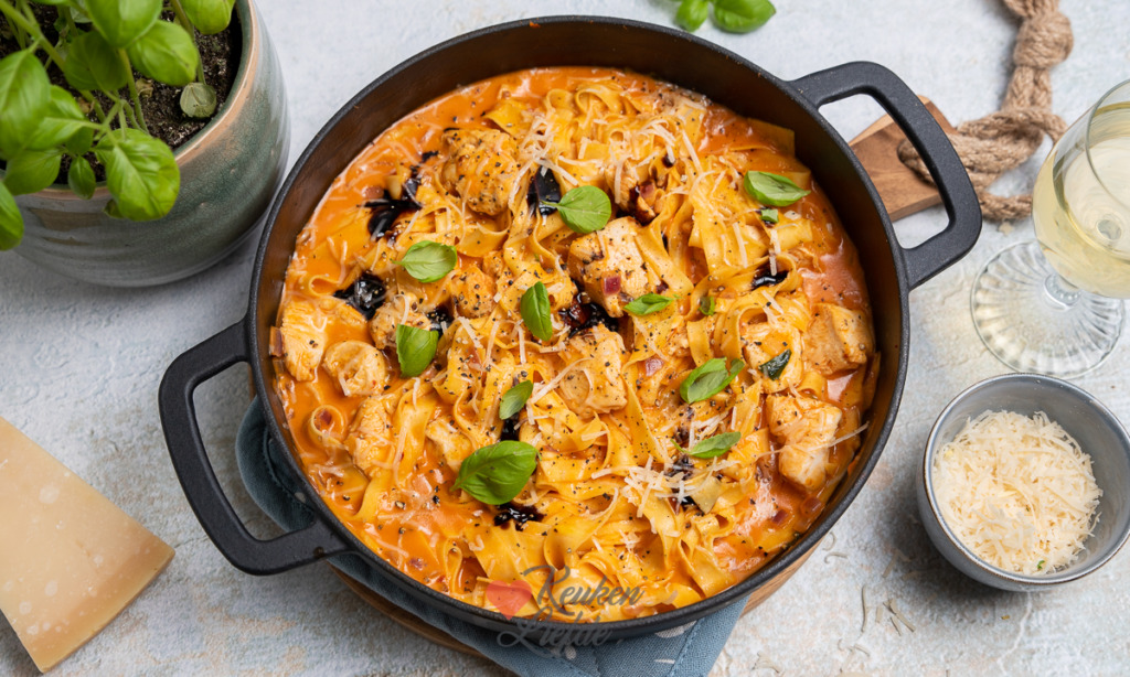 Eenpanspasta met tomatenroomsaus en kip