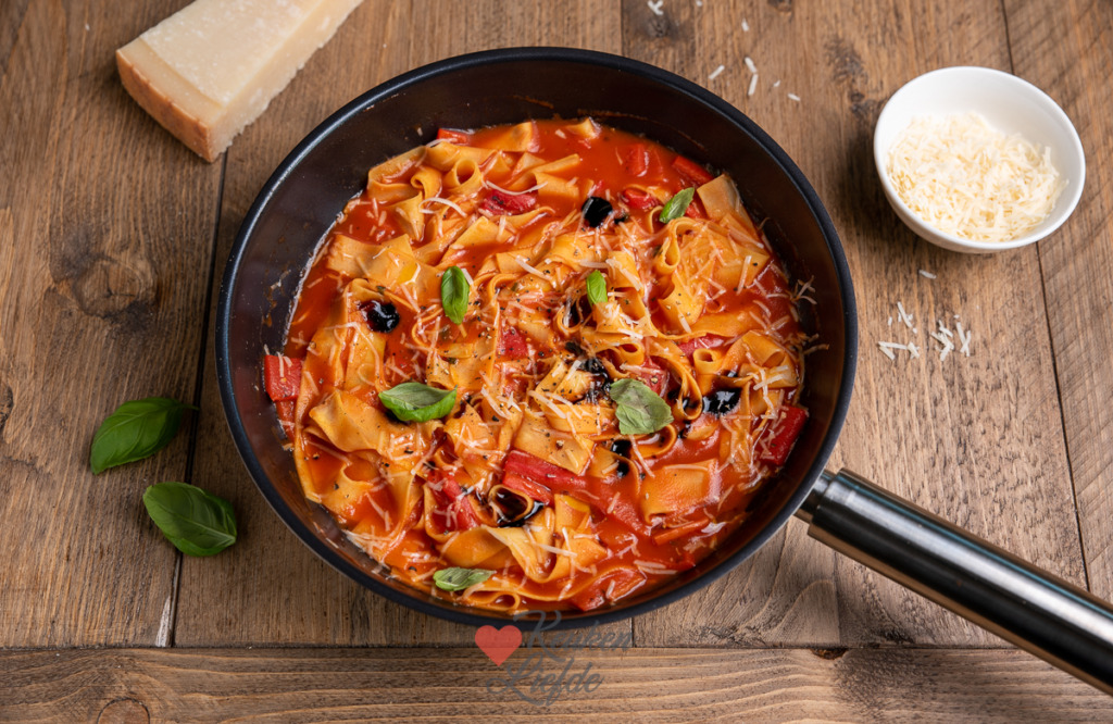 Eenpanspasta met balsamico en paprika (uit EEN van Jamie Oliver)