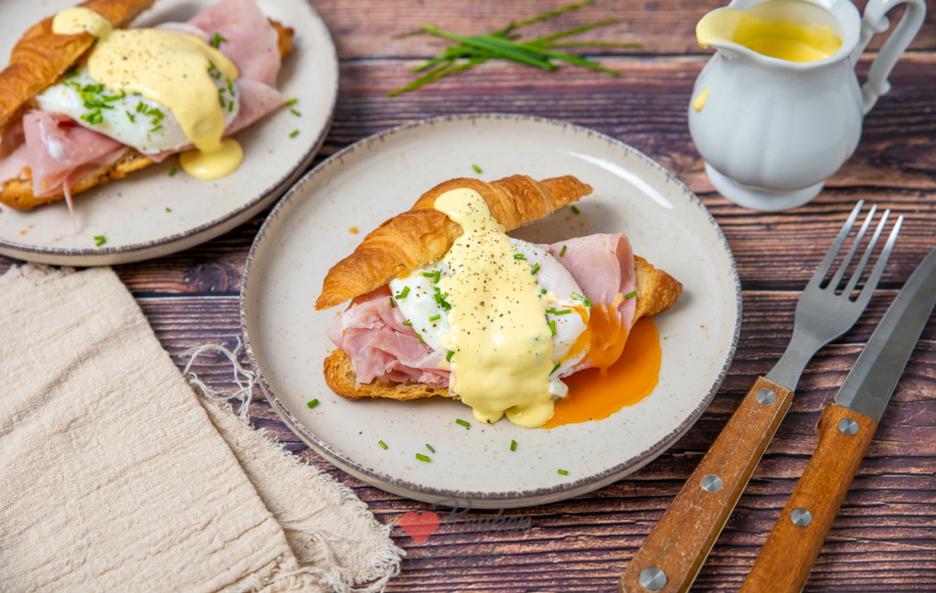 Croissant benedict