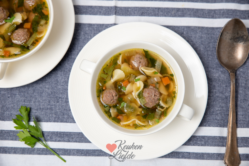 Groentesoep met gehaktballetjes en pasta