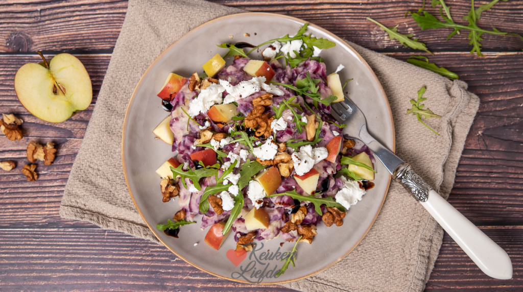 Rodekoolstamppot met appel, geitenkaas en walnoot