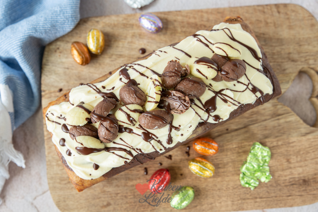 Bananenbrood met roomkaasglazuur en paaseitjes Bananenbrood met roomkaasglazuur en paaseitjes