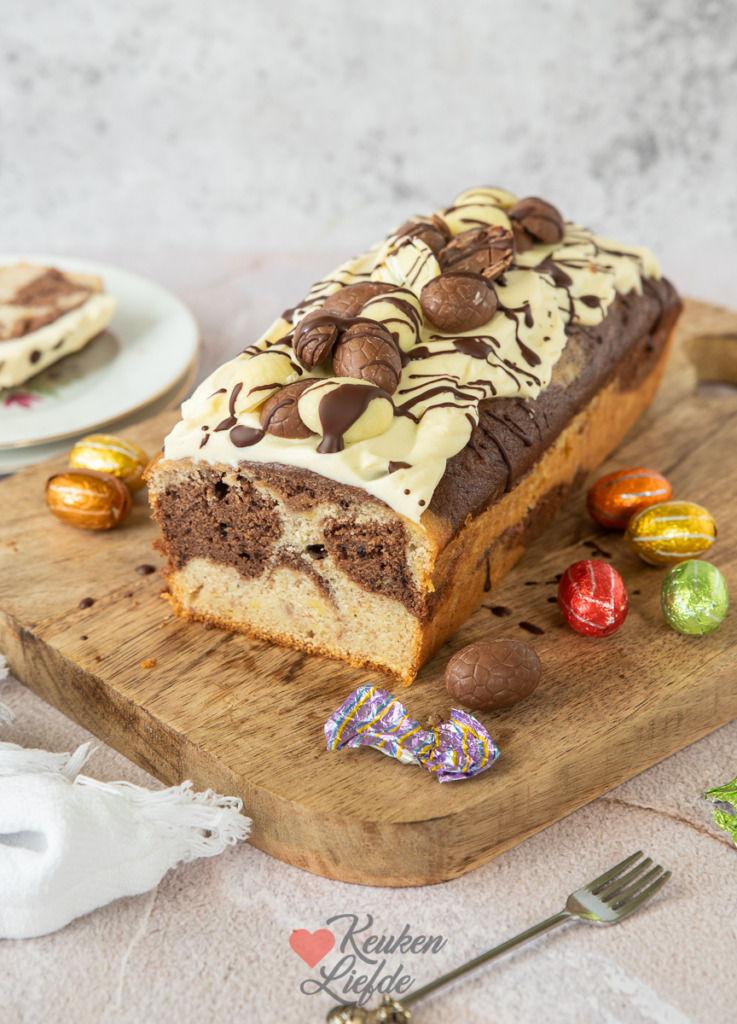 Bananenbrood met roomkaasglazuur en paaseitjes Bananenbrood met roomkaasglazuur en paaseitjes