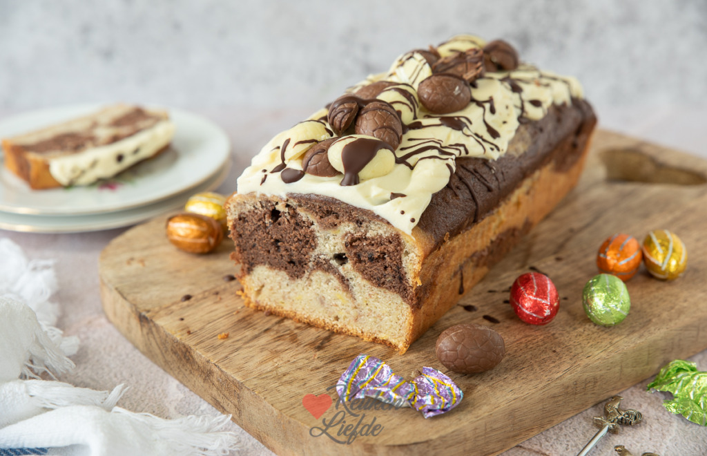 Bananenbrood met roomkaasglazuur en paaseitjes