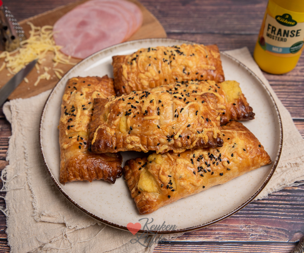 Bladerdeegbroodjes met ham en kaas Bladerdeegbroodjes met ham en kaas