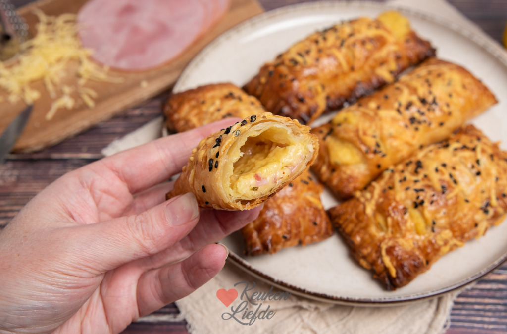 Bladerdeegbroodjes met ham en kaas Bladerdeegbroodjes met ham en kaas