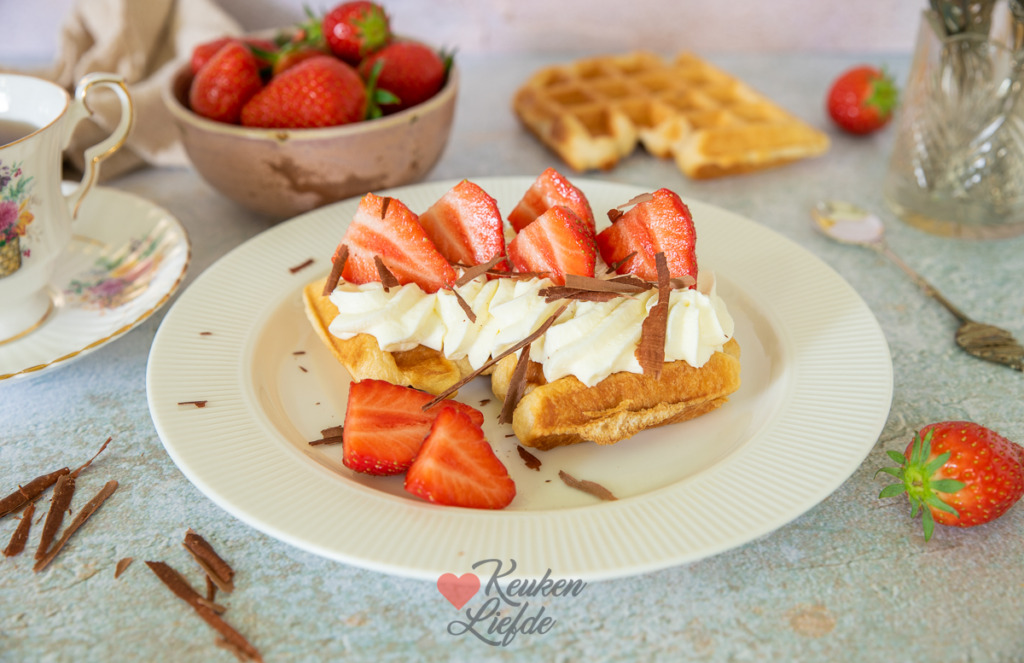 Croissantwafel met aardbeien en slagroom