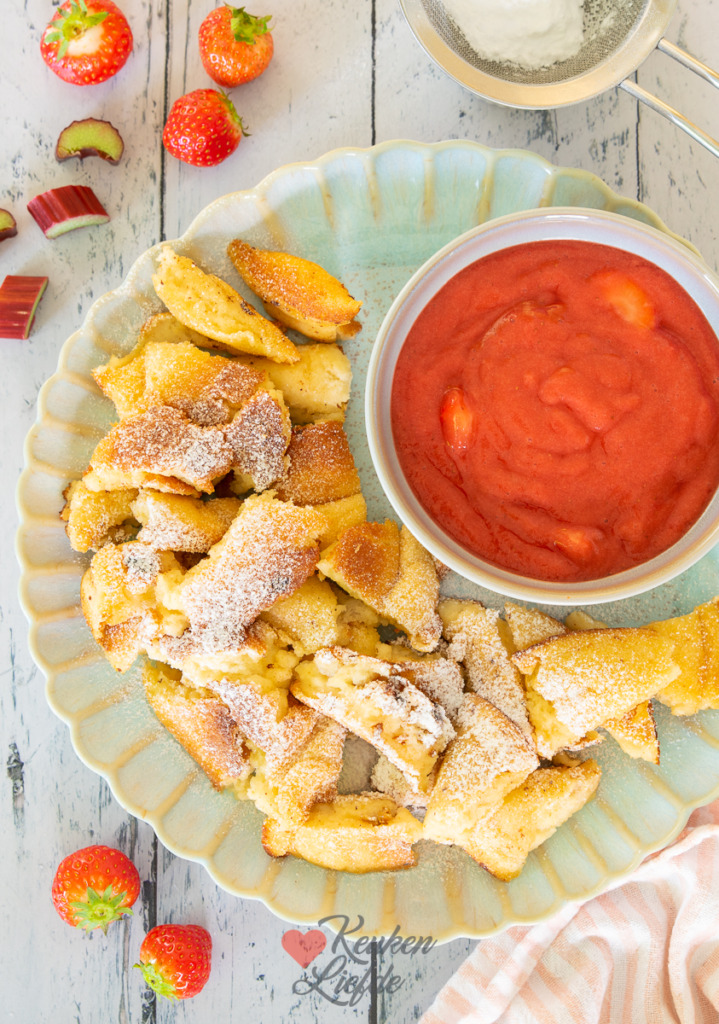 Kaiserschmarrn met aardbei en rabarbercompote Kaiserschmarrn met aardbei en rabarbercompote