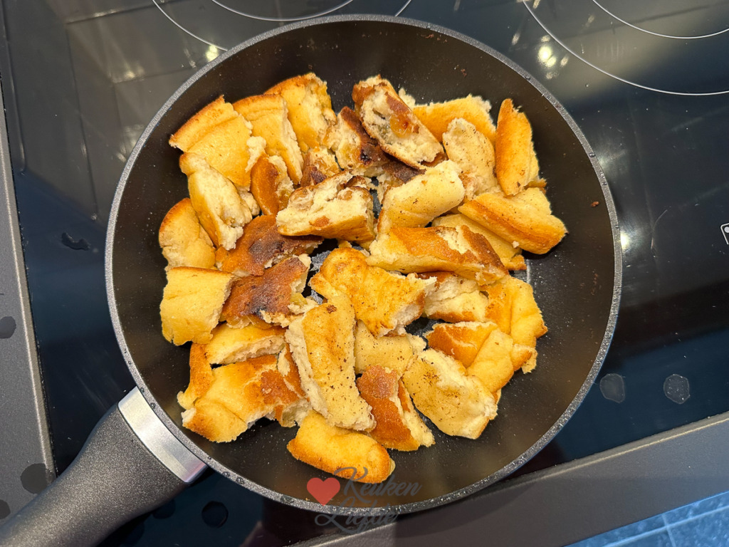 Kaiserschmarrn met aardbei en rabarbercompote Kaiserschmarrn met aardbei en rabarbercompote