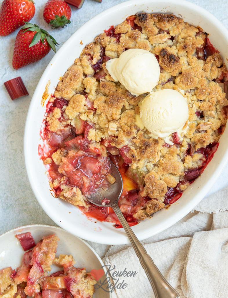 Rabarber crumble met aardbei Rabarber crumble met aardbei