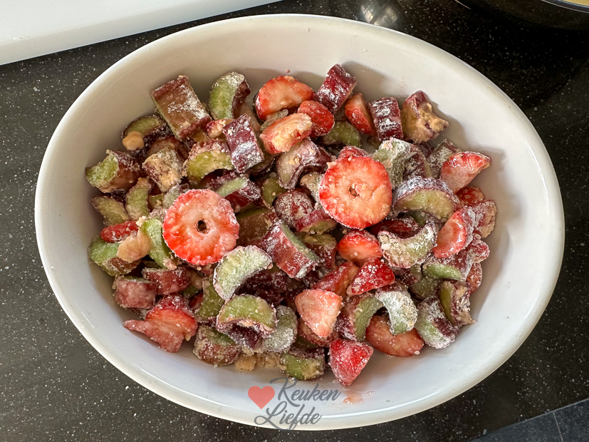Rabarber crumble met aardbei