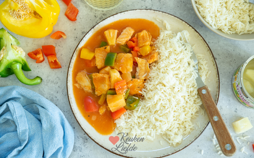 Vis in zoetzure saus