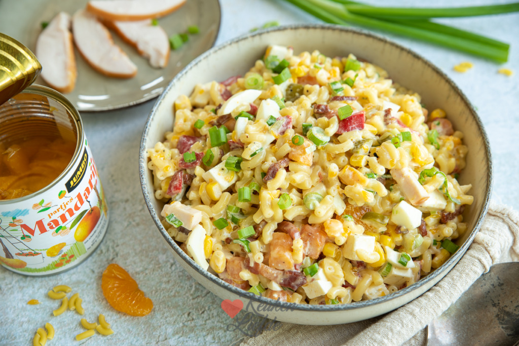 Macaronisalade met gerookte kip en mandarijn