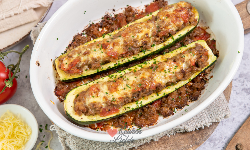 Gevulde courgette met gehakt en tomaat