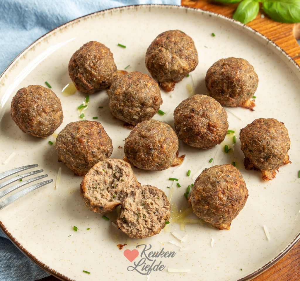 Gehaktballetjes met parmezaan (uit de Aerofryer) Gehaktballetjes met parmezaan (uit de Aerofryer)