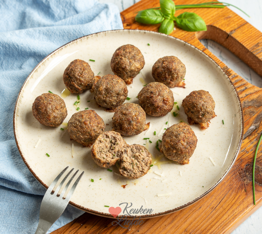 Gehaktballetjes met parmezaan (uit de Aerofryer) Gehaktballetjes met parmezaan (uit de Aerofryer)