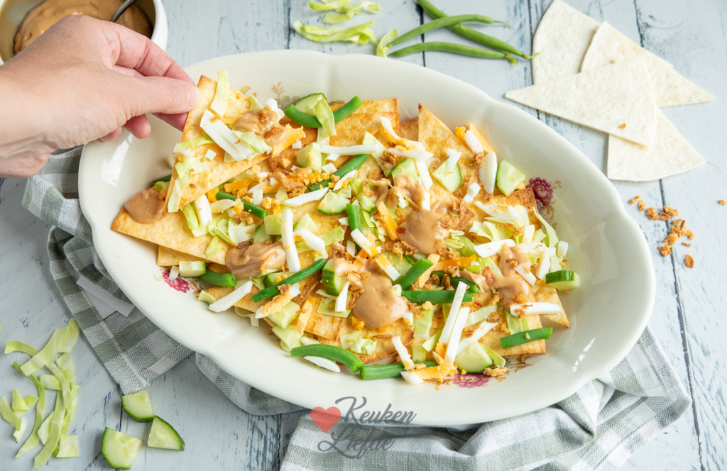 Loaded nacho's met pindasaus en sperziebonen